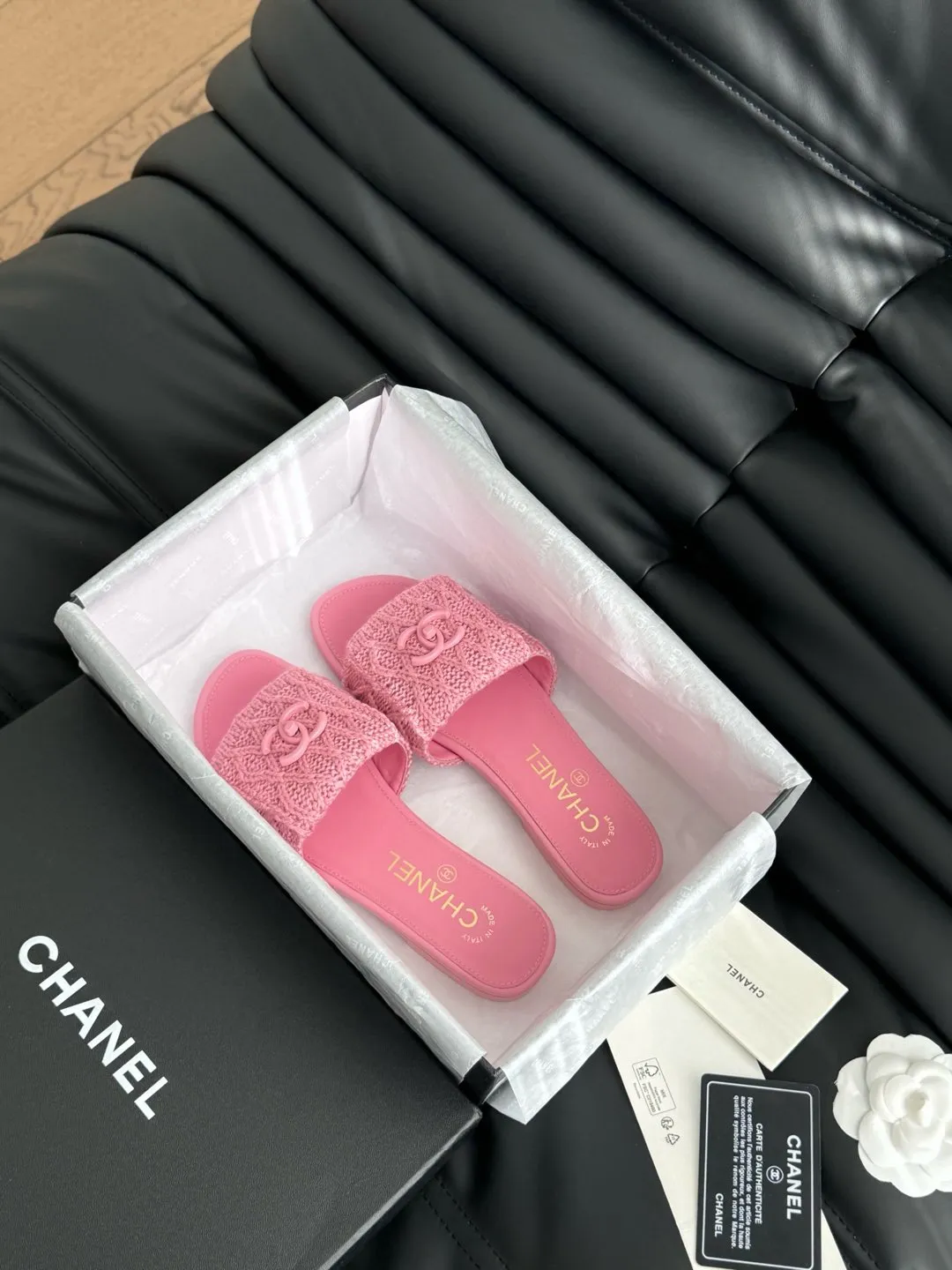 👟👟Ex-factory price 400👟👟 Chanel 25C new schoolbag buckle slippers, return of the classic schoolbag buckle design, special vintage, full of retro flavor, loafers have also grown to aesthetics, upper cowhide, lining sheepskin, original outsole Size: 35-39 40 41 42 Customized, non-refundable and non-exchangeable
